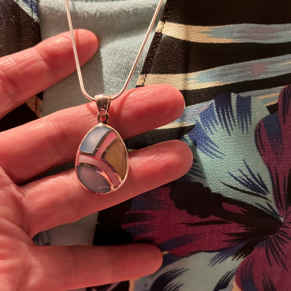 N104 NWT Sterling Mother of Pearl Pendant on Sterling 925 chain